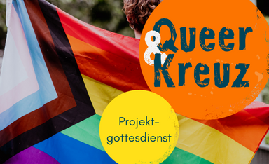 Queer & Kreuz Projektgottesdienst. Im Hintergrund hält eine Person die Progess-Pride-Flagge hoch.