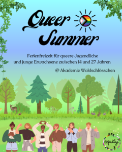 Einige Jugendliche stehen vor einem blauen Himmel, Bäume im Hintergrund. Oben steht Queer Summer, danbene eine Sonne in den Farben der Progress Pride Flag